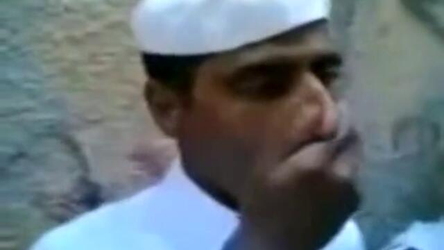 Арабин пуши през ушите