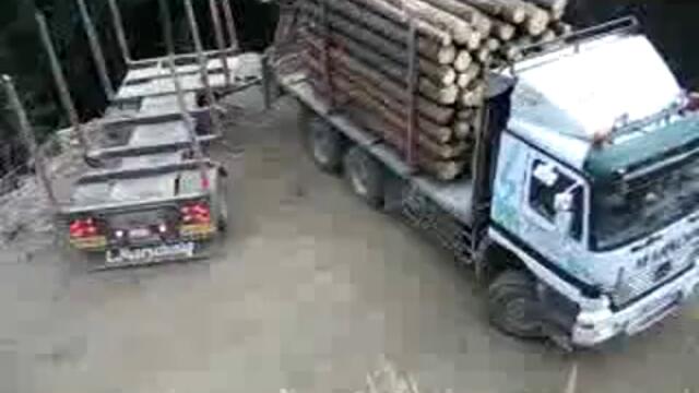 Майсторска маневра на камион с ремарке