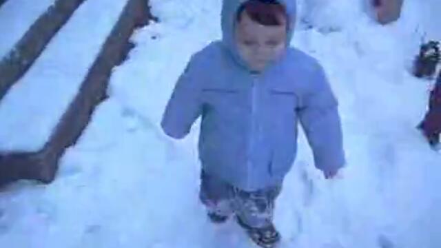 Бебешки смях - да паднеш на снега от смях