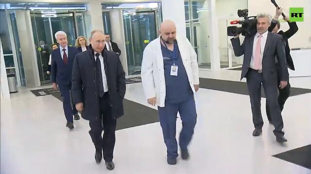 Путин лично посети пациенти с коронавирус в Москва! Путин в защитном костюме в медцентре в Коммунарке, пациенты с коронавирусом