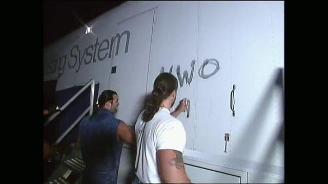 WCW: nWo вандализира камиона с продукцията на шоуто Нитро (1996)