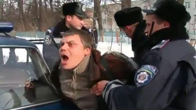 Пиян срещу полицаи в Украйна