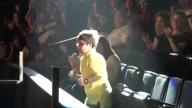 Kid dancing at Enrique Iglesias concert - EI Azerbaijan
