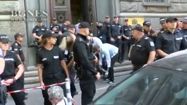 Изкараха със сила протестиращи от сградата на Народното събрание