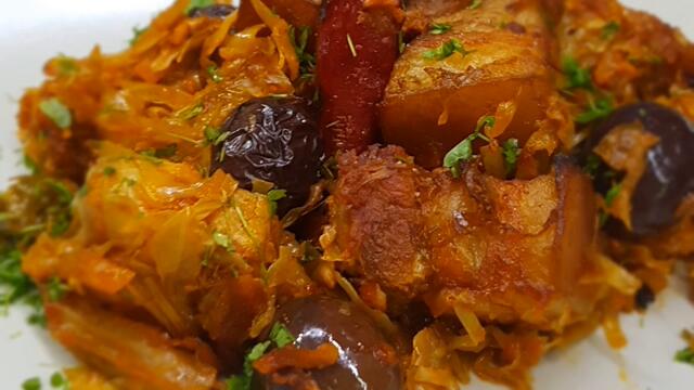 зеле с месо,маслини и люто чушле/италианска кухня