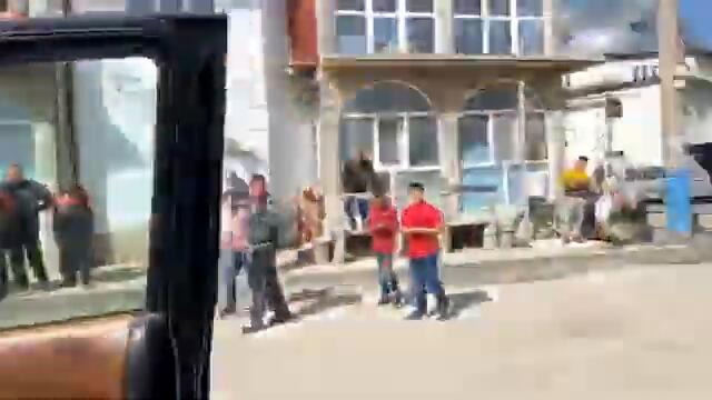 "Народът е с вас", казали на Борисов хора от с. Кръстава