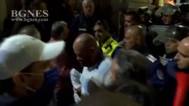Протестиращите са пред парламента, полицаи с щитове и каски са строени в редици