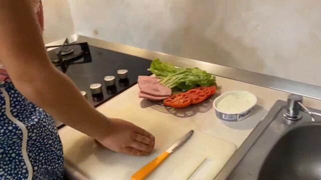 Сандвич с айсберг и шунка