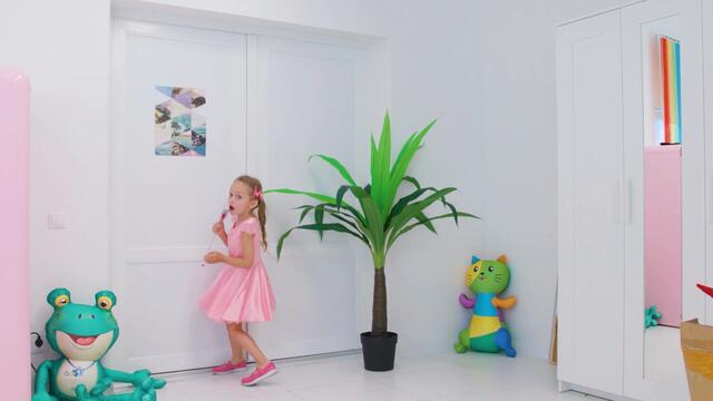 Майя играет и превращает маленькие игрушки в большие