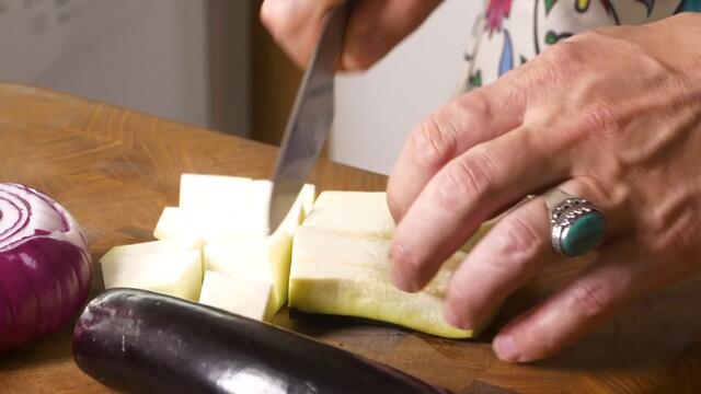 Порадуйте себя всего за 10 минут. Армянский салат с баклажанами и свежими овощами.