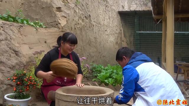 【陕北霞姐】农村土炉烤“肉饼”，肉大皮薄超过瘾，一口咬下去，胖弟弟直喊要吃5个！