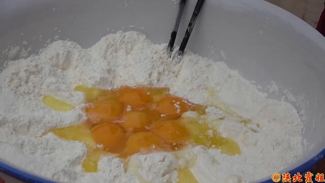 【陕北霞姐】家常“鸡蛋馍馍”，霞姐油炸新方式，外酥里软泡汤汤，一口一个过瘾！