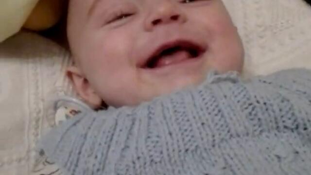 Смях на бебе
