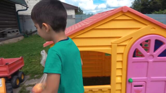 Малыш полицейский ловит воришку укравшего арбузы на ферме из синего трактора