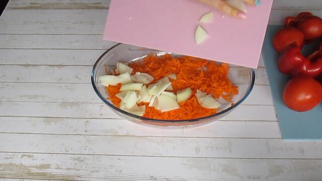 Скумбрія з овочами в духовці.