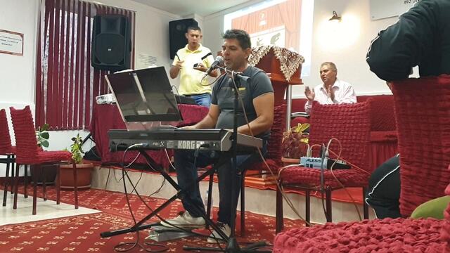 Девла ме мангав То Свято Духос