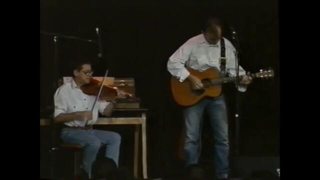 Martin Carthy and Dave Swarbrick play an incredible instrumental piece (Live 1991)