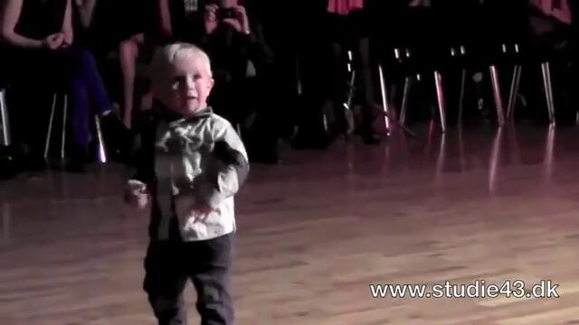 Хлапе обра аплодисментите на публиката с танца си ..