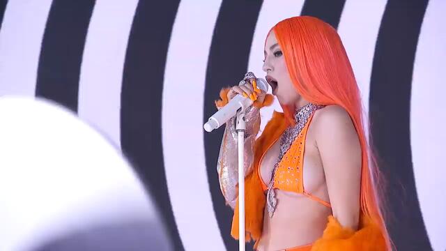 Ava Max – Salt (Live Performance)