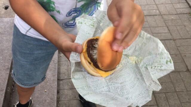 Cheeseburger-Hesburger 1.50BGN(ебавка)