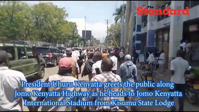 Hundreds of Kisumu residents crowd on the streets to greet President Uhuru Kenyatta