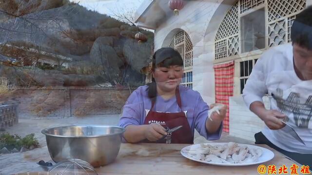 【陕北霞姐】家常干锅鸡爪子，霞姐做的香辣味，配上洋芋和莲藕，辣的嘴都肿了！