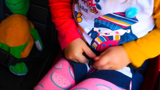 Бьянка на детской площадке готовит суп 🥣 для Маши Капуки. Видео для детей Привет, Бьянка!