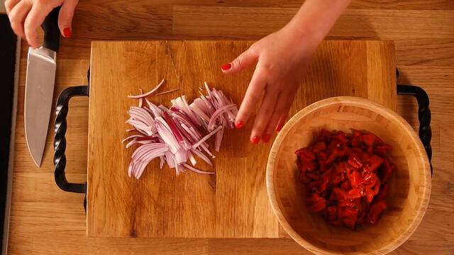 Бобена салата с печени чушки и лук (Видео рецепти в 1 минута еп.16)