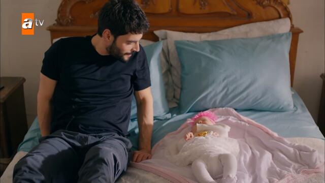 Miran'ın bebek sevgisi! - Hercai 46. Bölüm
