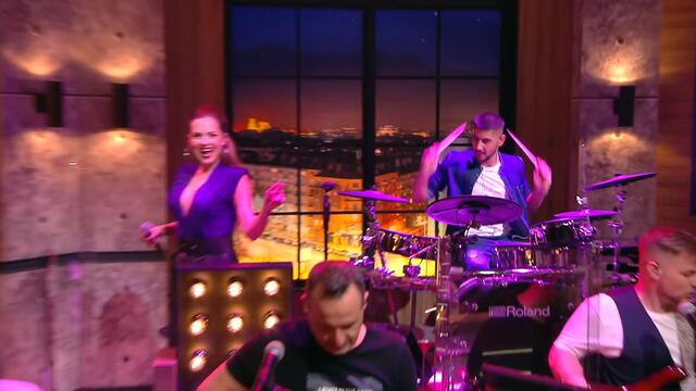 Шоуто на Николаос Цитиридис: Павел пише песента "Топъл чай" като извинение към приятелката си