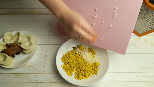 Фаршировані яйця. Три рецепти начинок.