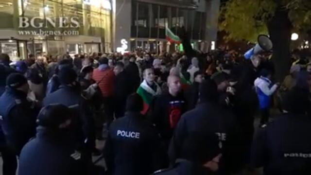 Напрежение пред БНТ, протестиращи чакат президента преди "Панорама"