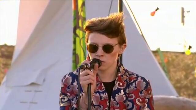 La Roux - Bulletproof [live Glastonbury '09]