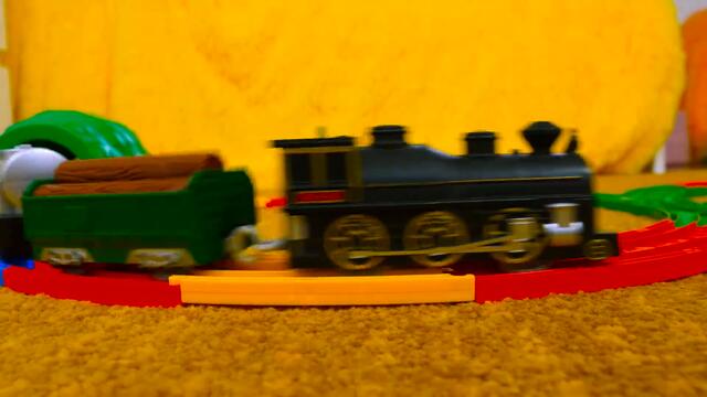 Бьянка, Марта и Беби Бон - Песенка для детей про паровоз. Игры в бассейне с шариками