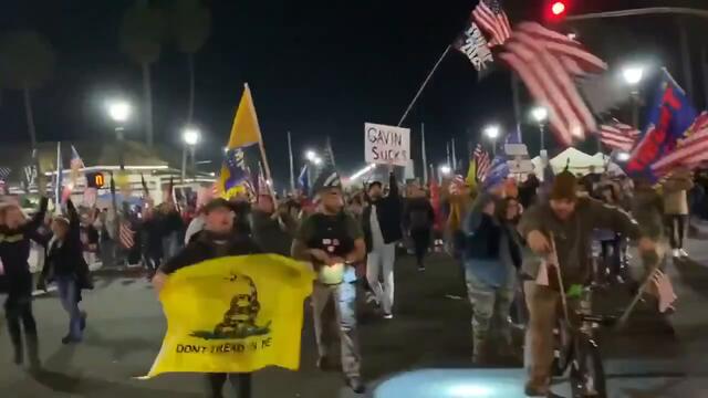Darwinism in full effect - COVID-deniers in Huntington Beach, CA protest the coronavirus curfew