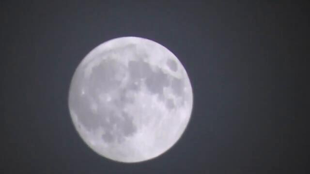 Полная луна в густом тумане в Новосибирске. Полнолуние ноябрь 2020 года.