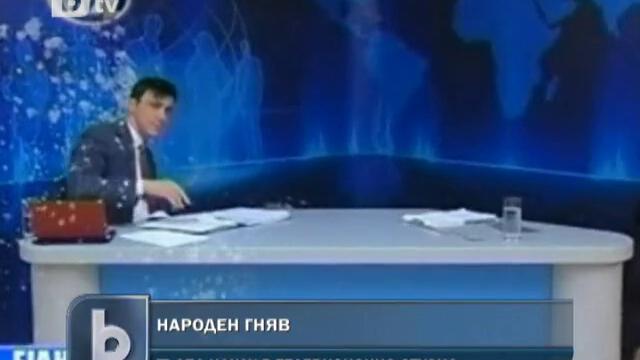Гръцки Журналист - Замерян с Яйца и Кисело Мляко По Телевизията - 2012 г.