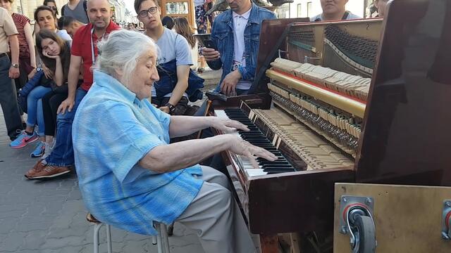 Amazing Old lady playing the piano in Russia - street performance - Part 2 - Hungarian Rhapsody no 2