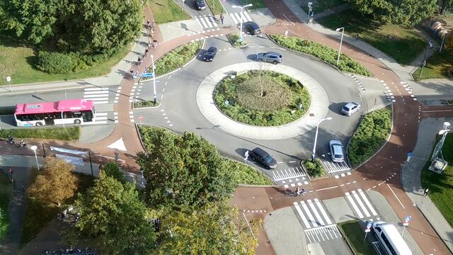 5 minutes of traffic on a Dutch roundabout with bi-directional cycling lanes