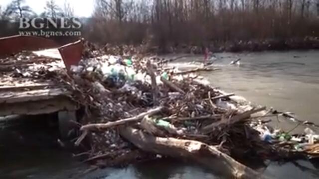 Сметище се образува на мост на р. Струма край Невестино