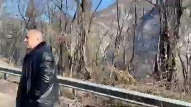 Борисов обяснява на министри и багерист как укрепват и разширяват път
