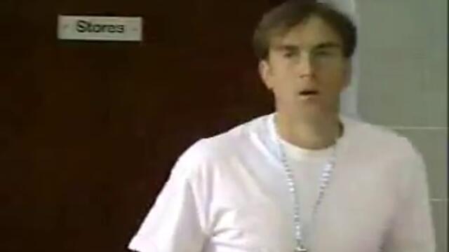 М-р Бийн Скача в Басейна