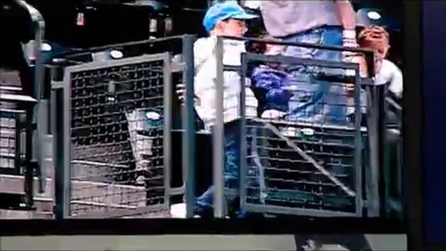 YouTube - ‪Kid dancing to Thriller at Safeco field _SWAG BRO SWAG_ HD‬‏