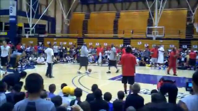 YouTube - ‪Kobe 360 dunk at 2011 Kobe Academy‬‏