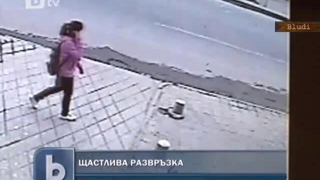 тротоар погълна младо момиче