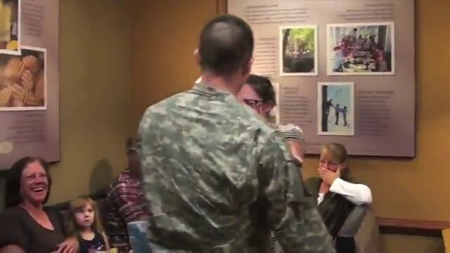 Войник изненадва съпругата си със завръщането си от мисия