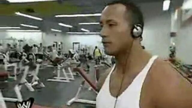 [EXCLUSIVE]  The Rock training at the fitness!