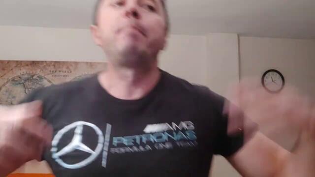 Бойко Борисов беше поздравен от една кокошка носачка - Dj The Biggest Dan