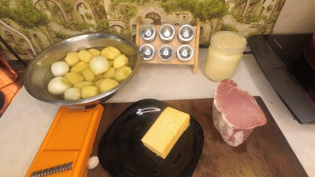 Картошка, мясо и ... в духовке. Рецепт.