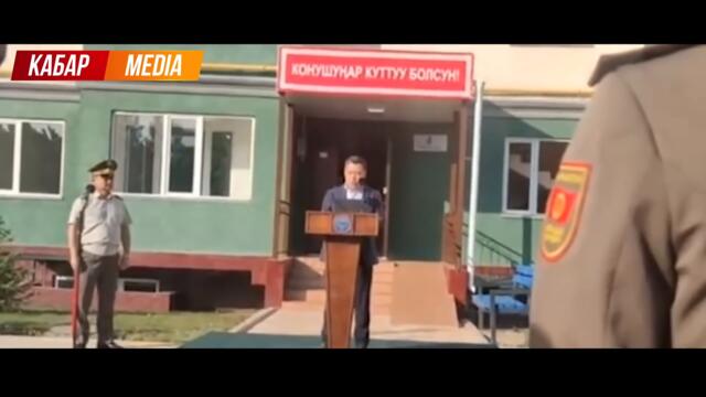 ПРЕЗИДЕНТ ОШ шаарында Чек ара кызматчыларына батирлердин ачкычтарын тапшырды